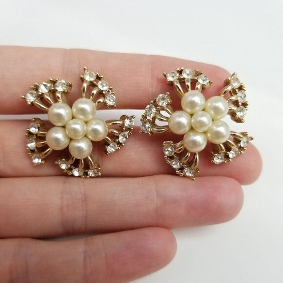 Vintage Kramer Floral Shape Cufflinks, Faux Pearl Center, Gold Tone Estate - Picture 7 of 7